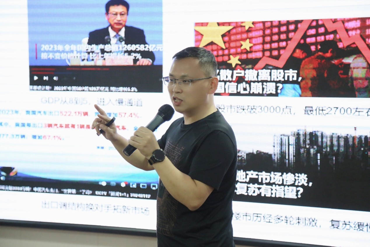 2024年2月2日，廣東云科國際供應(yīng)鏈管理有限公司（簡(jiǎn)稱：云科國際）2024年度新春年會(huì)暨2023年度總結(jié)表彰大會(huì)在廣州順利召開，云科國際管理班子、各職能部門負(fù)責(zé)人、事業(yè)部合伙人等與公司員工齊聚一堂，以“新變局下的重生之路”為主題展開探討，并一起回顧了2023年工作情況，基于當(dāng)前宏觀政策及市場(chǎng)形勢(shì)，進(jìn)行2024年重點(diǎn)工作部署。